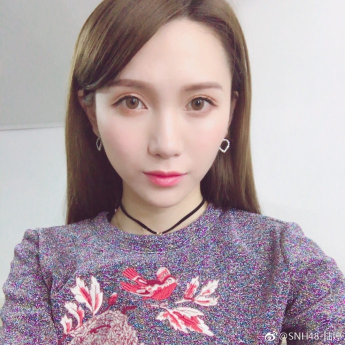 组图:snh48陆婷穿短裙秀长腿 置身光影中显魅惑_高清