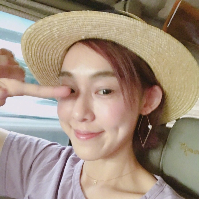 范玮琪自拍表情呆萌又可爱 轻吮手指酒窝迷人