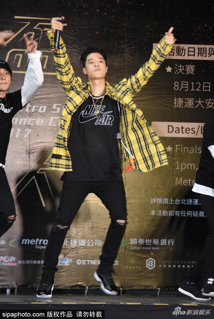 周汤豪在舞台上