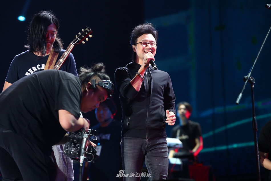 组图:汪峰为鸟巢演唱会1:1排练 机器人x-man曝光