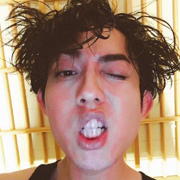 组图:林宥嘉对镜头眨眼吐舌还卖萌 可爱演绎湿发诱惑