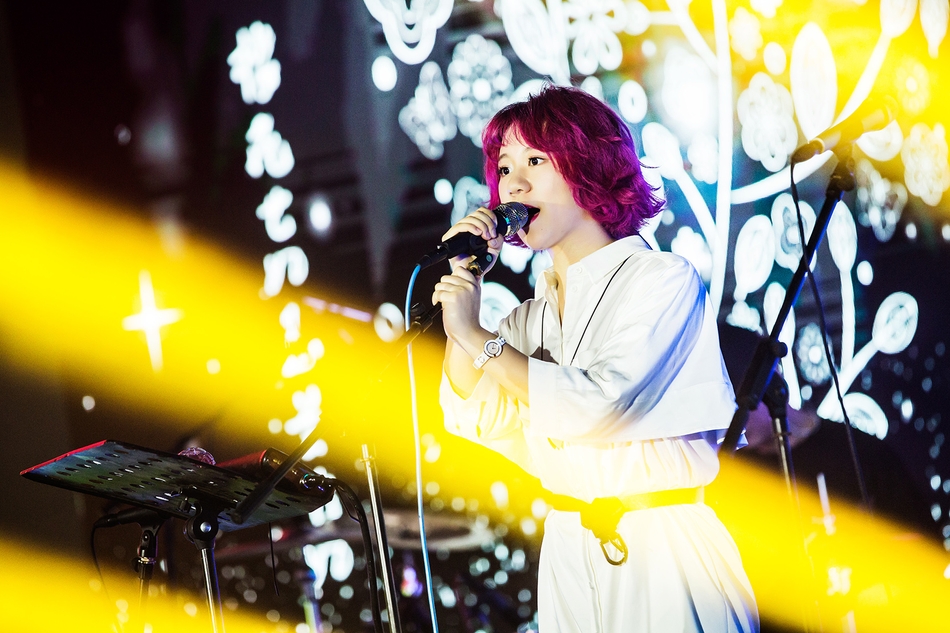 组图 谢春花压轴献唱民谣 gala 追梦赤子心 引大合唱