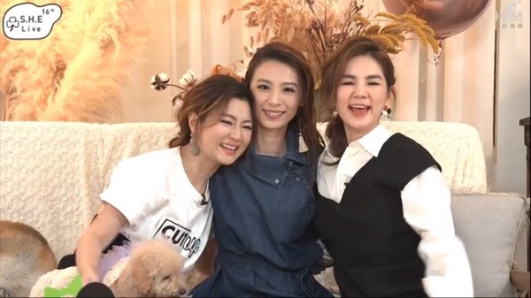 组图 成军16年 she直播节目中痛哭 暖心回忆过往点滴