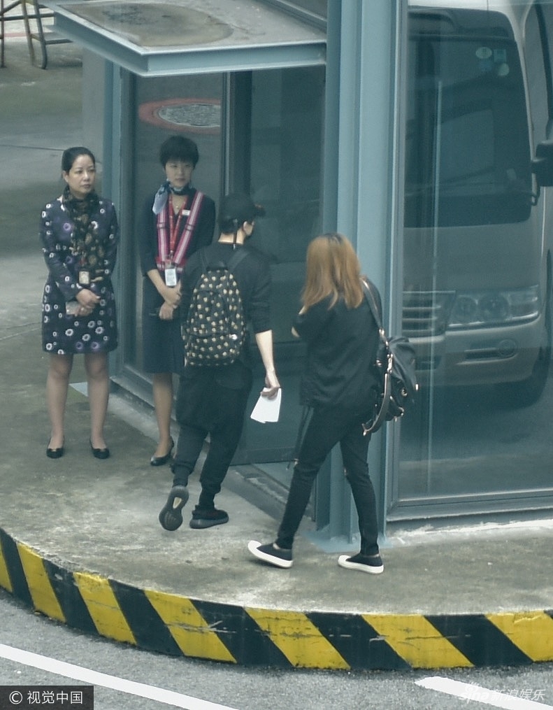 2017年9月22日，上海，薛之谦现身虹桥机场，为避开媒体拍摄选择走vip通道。