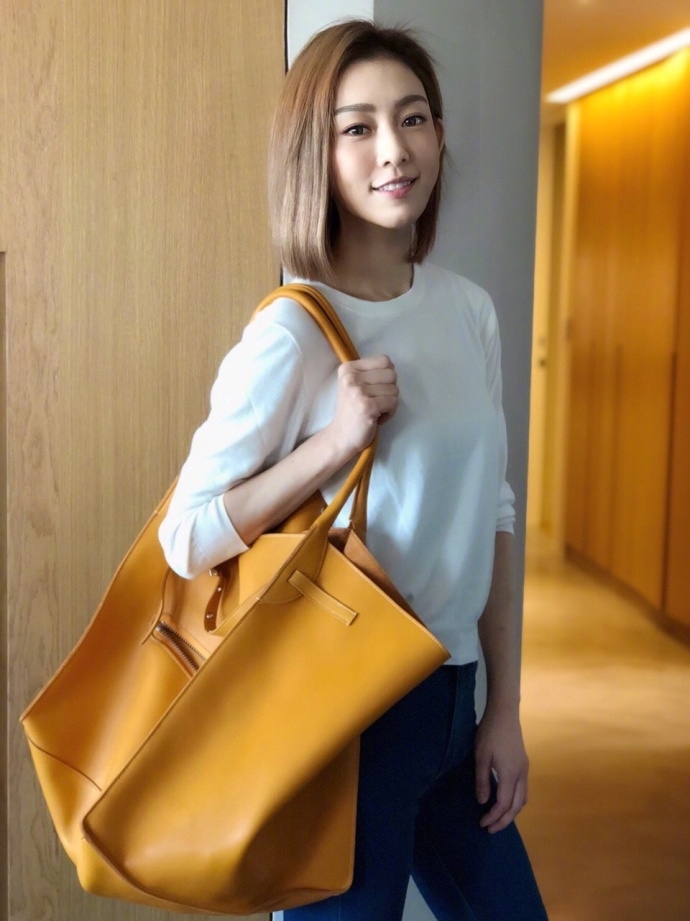 范玮琪晒美照坐姿霸气 清爽look出街长腿吸睛