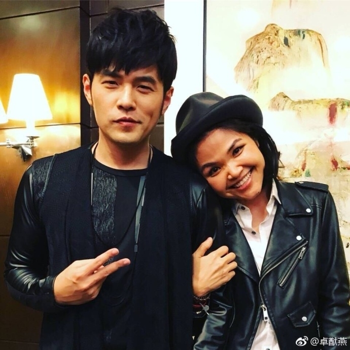 周杰伦与粉丝合影