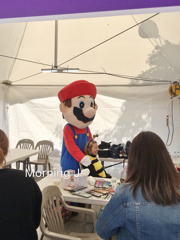 组图:可爱!金在中扮成马里奥与粉丝合影还瘫在台阶上