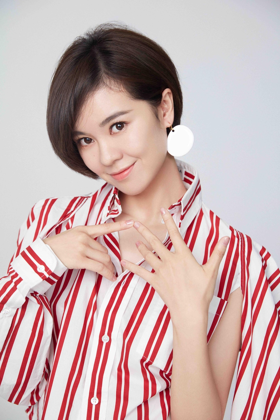 新浪娱乐讯 郁可唯一组全新美图曝光,生日音乐会将于11月19日在北京