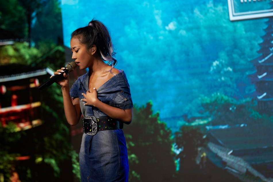 组图:吉克隽逸出席盛典 牛仔裙荷叶裙尽显好身材