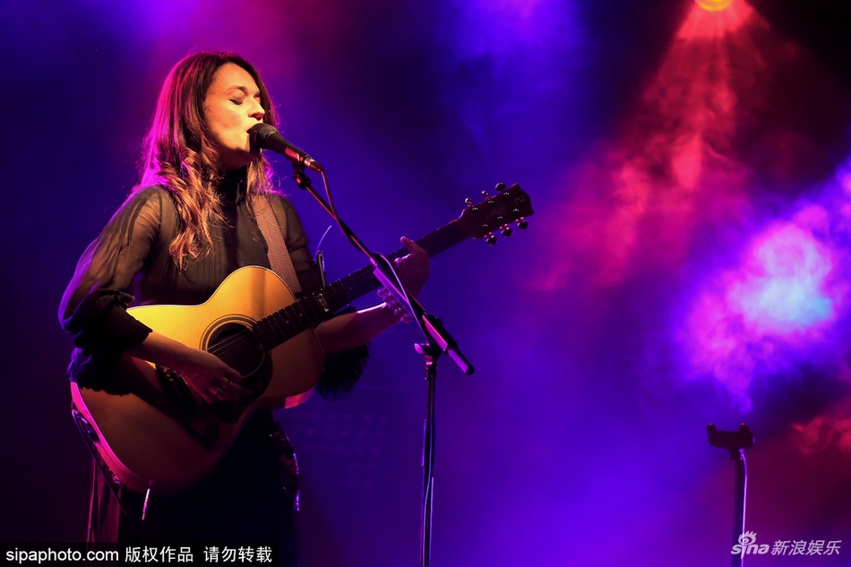 表演拉小提琴作文图片