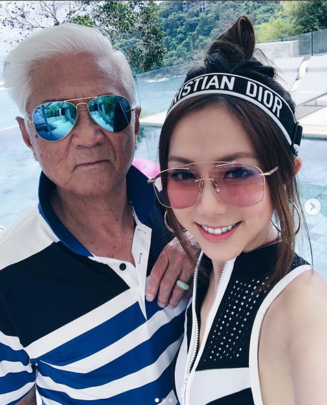 组图:邓紫棋晒和外公亲昵自拍 调侃自己今年有48小时生日