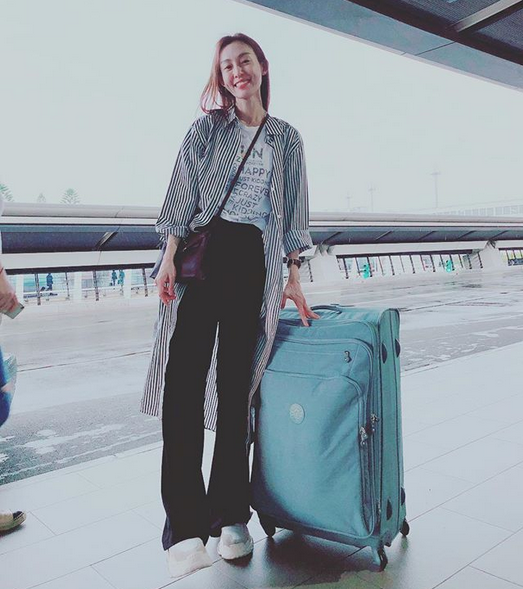 图:范玮琪晒笑容满满机场照 运动鞋搭白裙子超