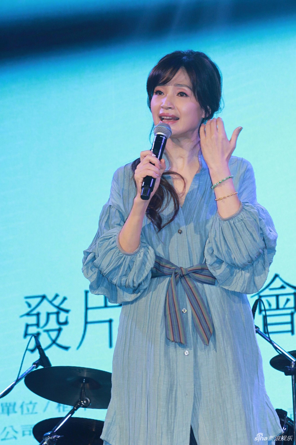 组图:方季惟出席新专辑记者会 一袭蓝衣知性端庄