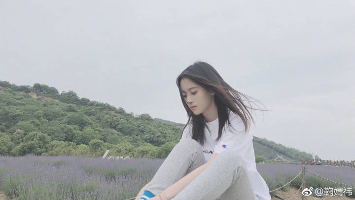 组图:鞠婧祎晒春游照置身花丛 穿白色半袖画面清新唯美