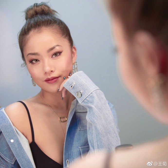 组图:王菊晒照示范完美拍照角度 微笑比耶大长腿吸睛