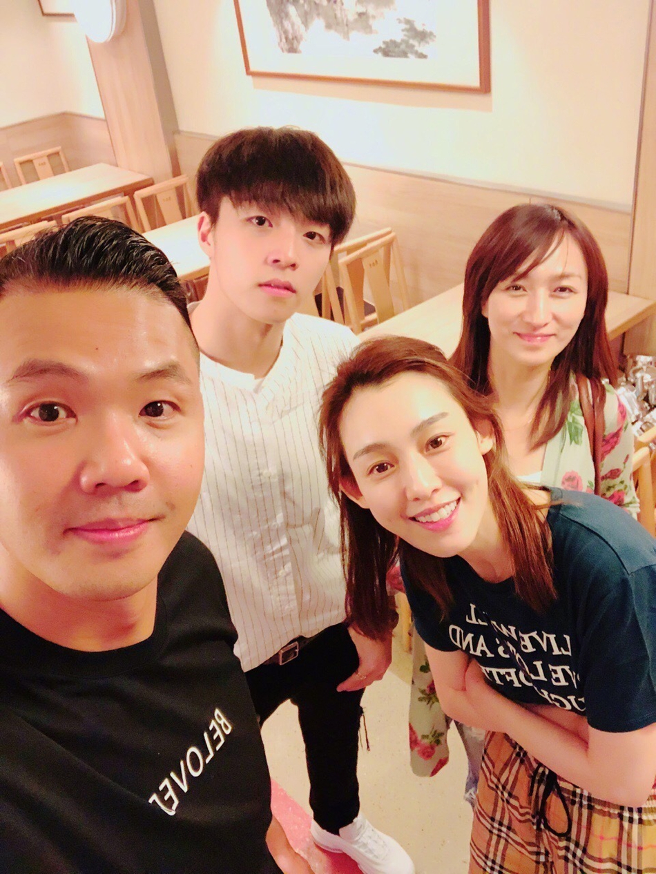 组图:见老板!陈立农合影黑人范玮琪笑容灿烂