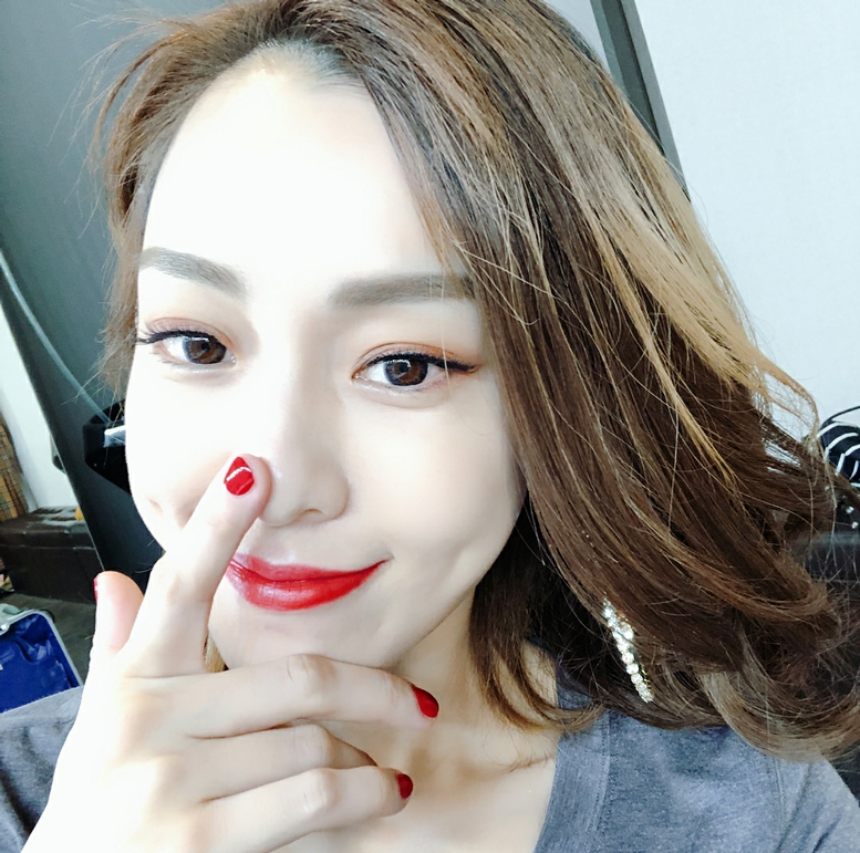 范玮琪晒甜美自拍 个性pose引网友争相模仿