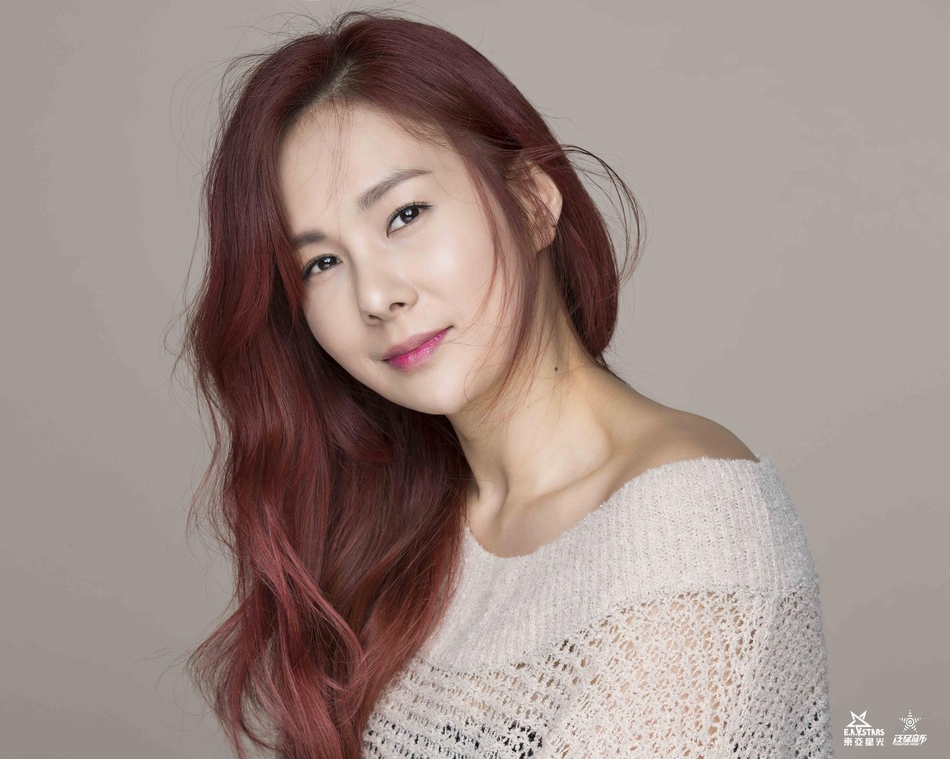 蔡妍全新写真曝光 展示不同情境中的现代女性