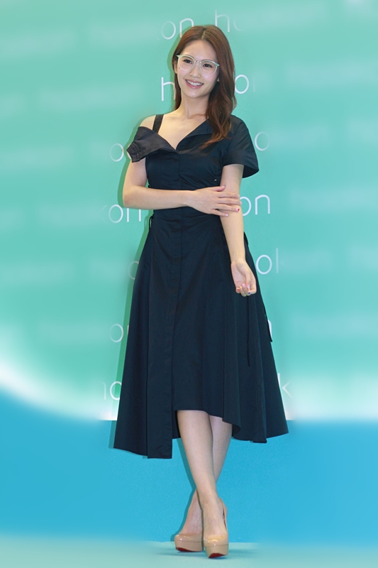 组图:杨丞琳出席代言活动 戴眼镜造型显知性