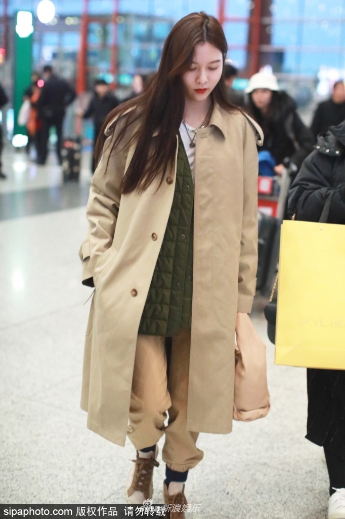 藏青色风衣搭配图片女_藏青色长款风衣搭配女(3)