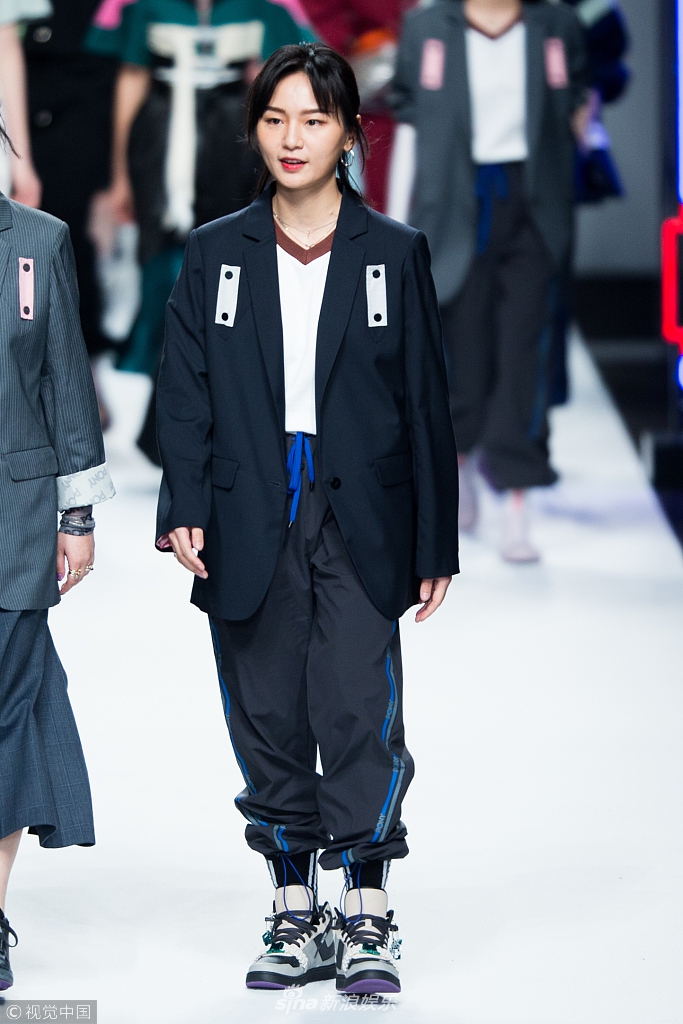 组图:周笔畅登台走秀 没身高没气场真的难为她了