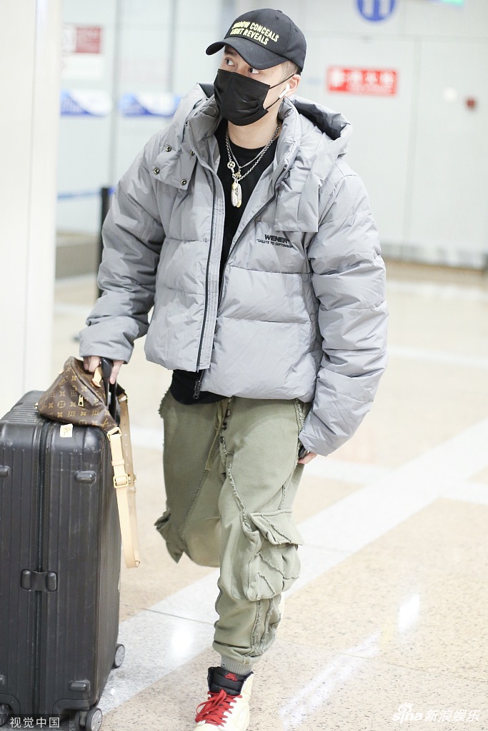 [奇趣网]蒋劲夫懒理家暴乌拉圭女友风波 低调现身酒吧寻欢作乐