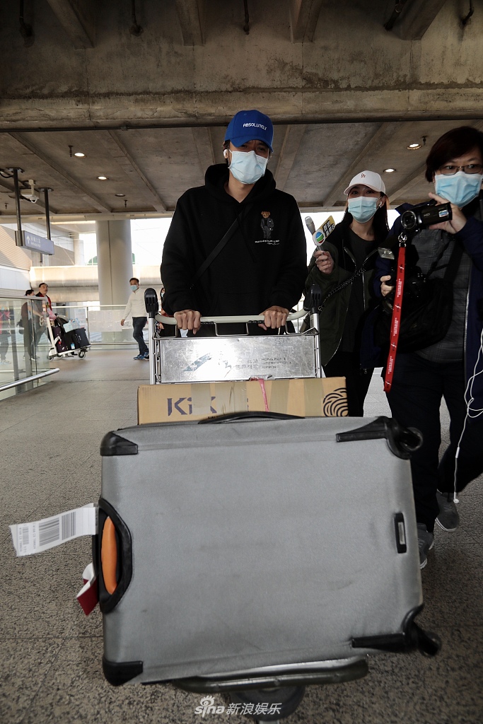 机场推行李车图片 1b13-intiarq0524139.jpg