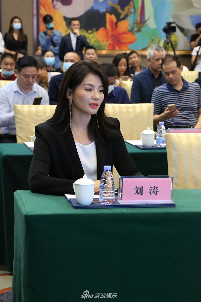 1 / 9 新浪娱乐讯 11月23日,刘涛现身深圳出席专家研讨会和发布会.