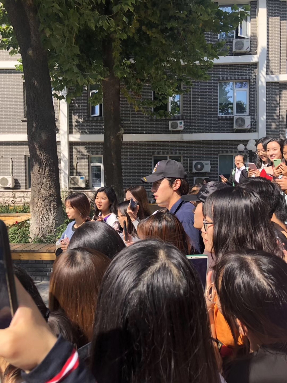 【奇趣网】胡歌现身中传打扮低调 遭大批迷妹围观合影亲切十足