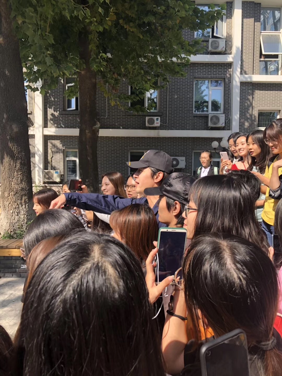 【奇趣网】胡歌现身中传打扮低调 遭大批迷妹围观合影亲切十足