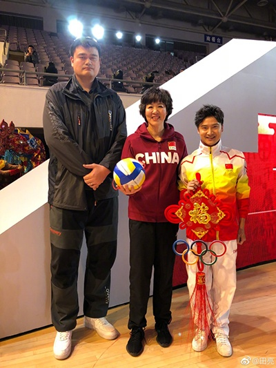 组图:众星与姚明合影 惨被网友调侃:都变霍比特人