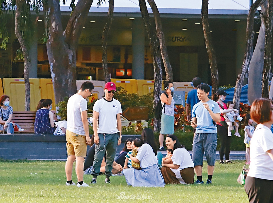 男生踢足球可以带口罩吗,男生踢足球可以带口罩吗图片