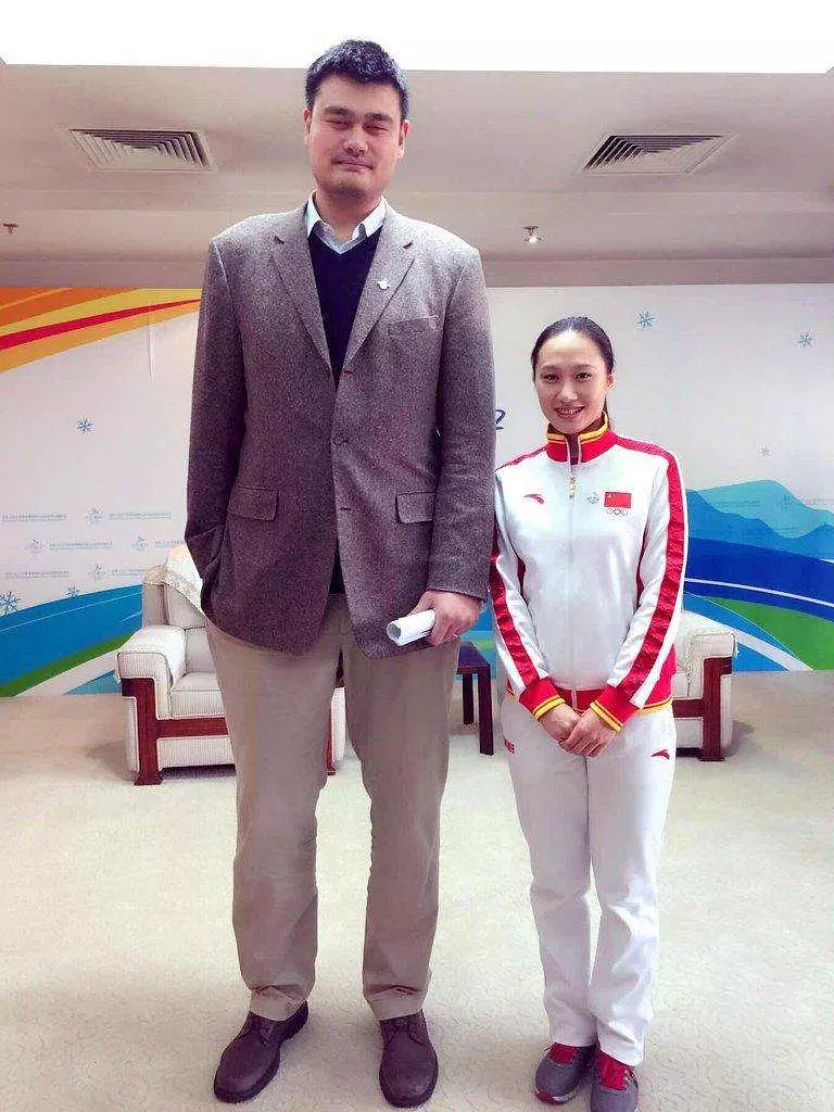 组图:众星与姚明合影 惨被网友调侃:都变霍比特人