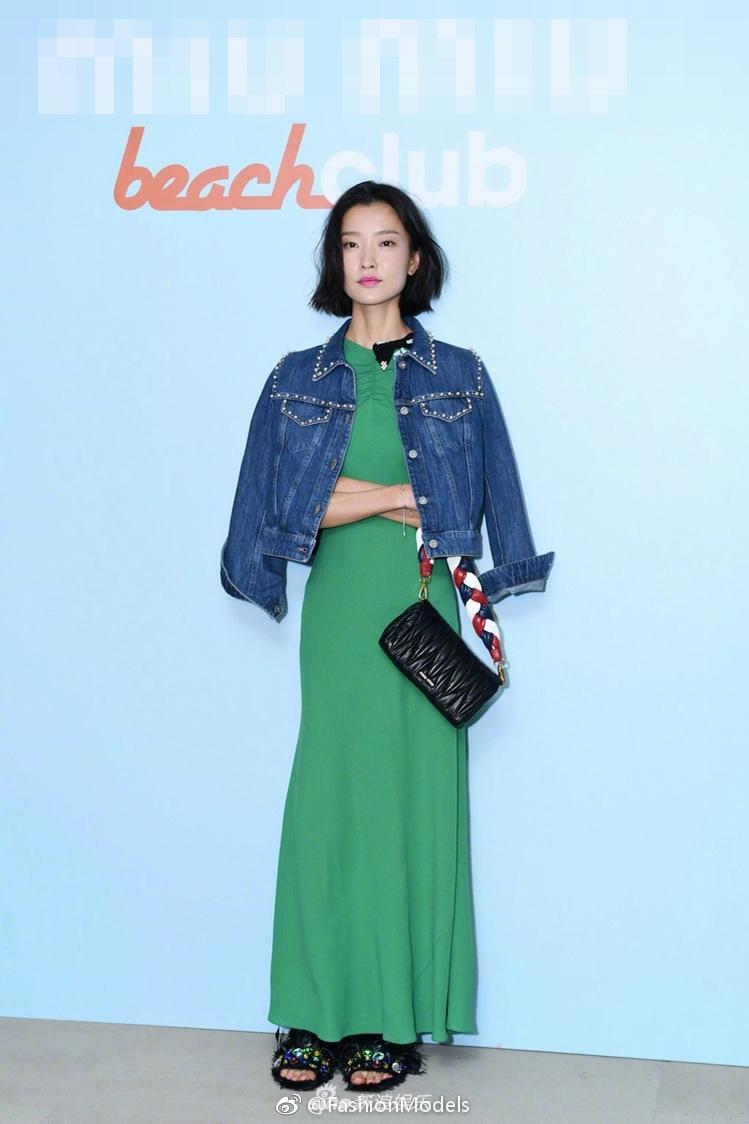 超模杜鹃出席时尚活动绿裙粉唇春意盎然