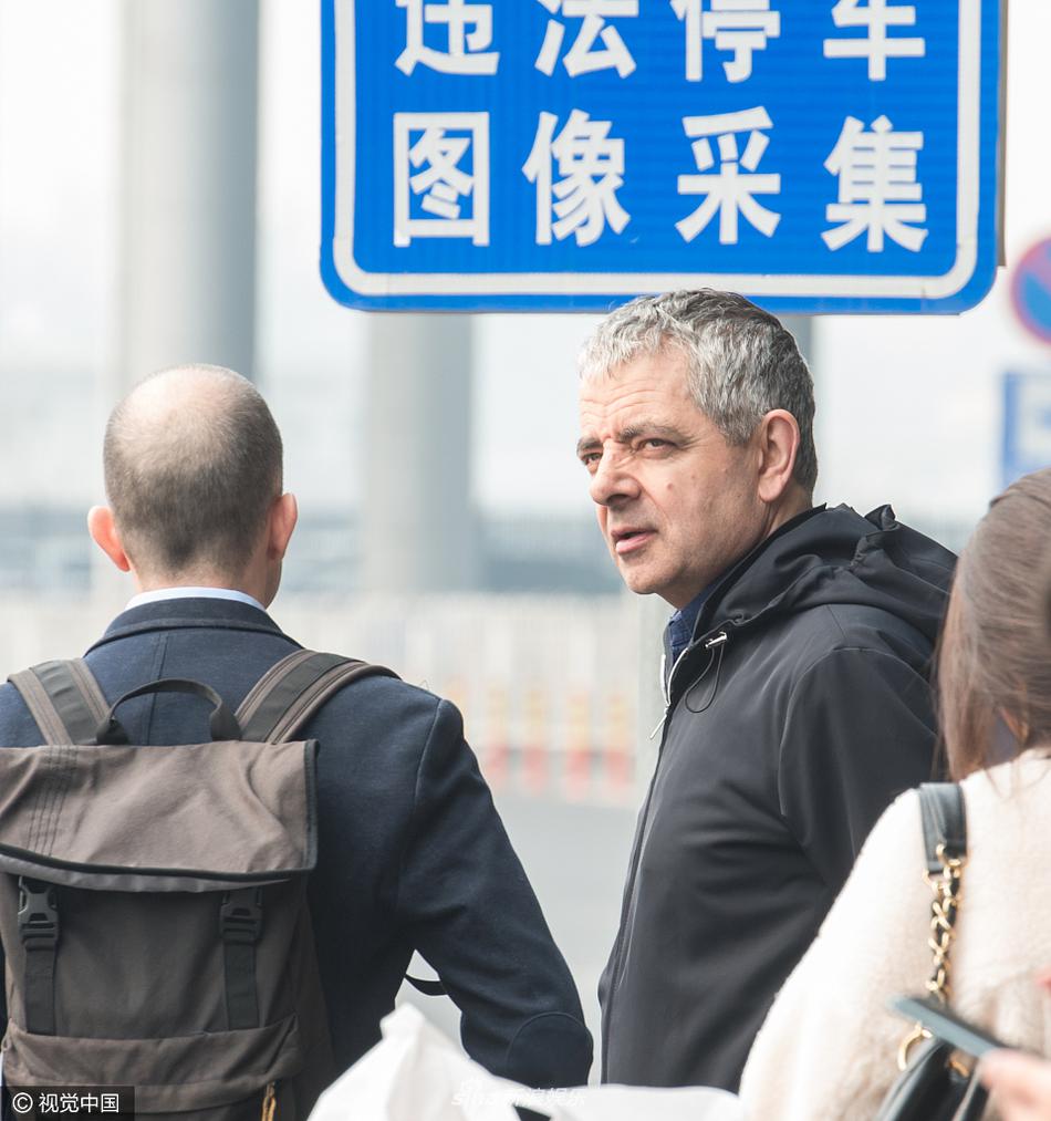 “憨豆先生”现身北京机场 弯腰拎包再现表情包