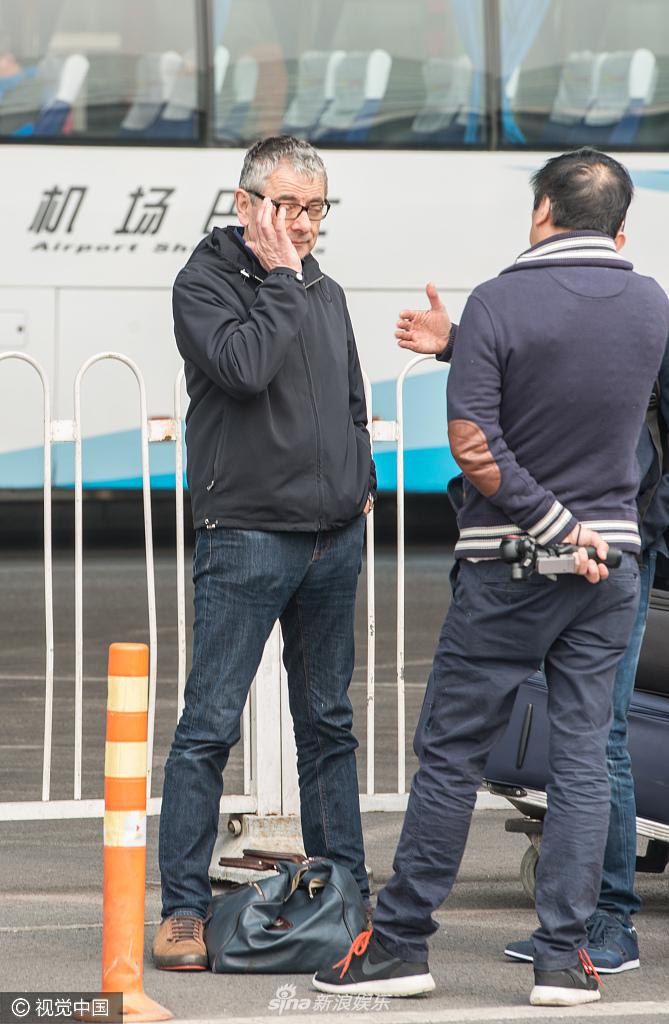 “憨豆先生”现身北京机场 弯腰拎包再现表情包