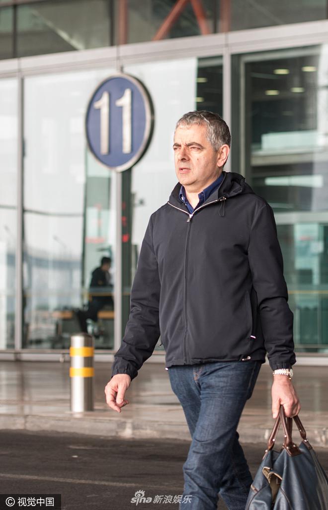 “憨豆先生”现身北京机场 弯腰拎包再现表情包