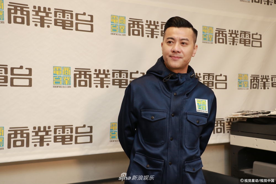 梁汉文大背头帅气十足 手舞足蹈热聊不停显人格魅力