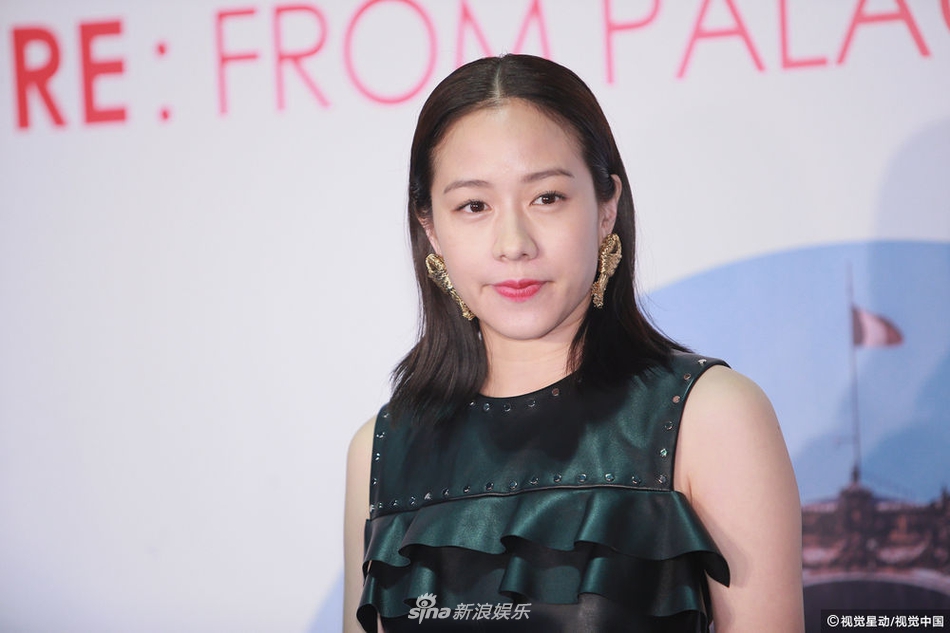 组图:林嘉欣出席罗浮宫珍品展 穿皮裙配红唇大秀美腿