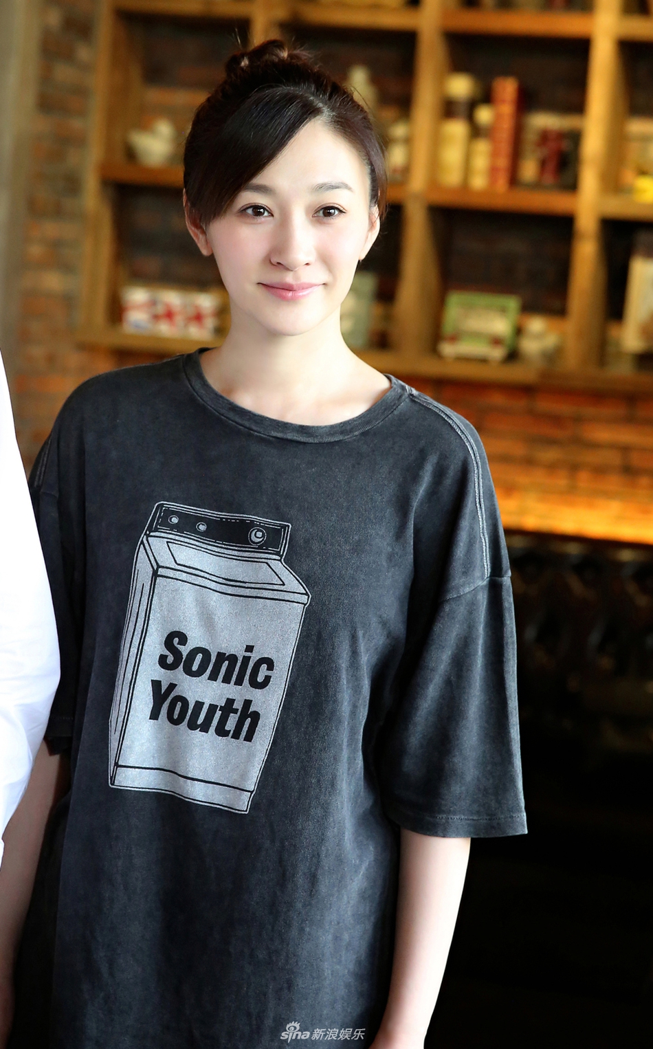 组图:超嗨森!李小冉剧组庆生笑靥灿烂