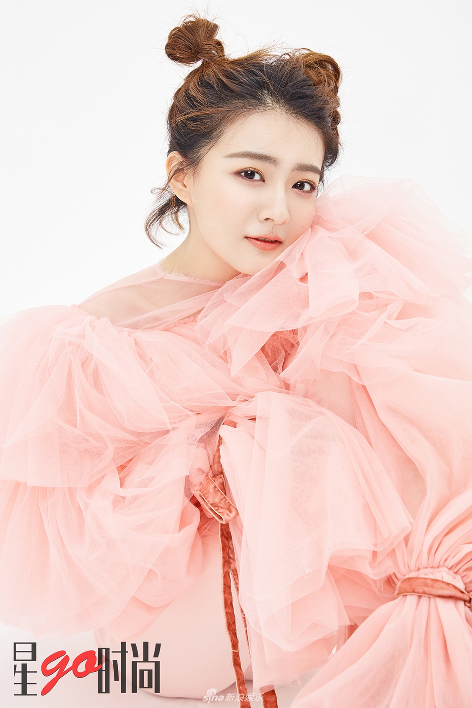 大片中,徐璐化身精灵古怪的少女,灵动甜美,十分清新,吸睛.