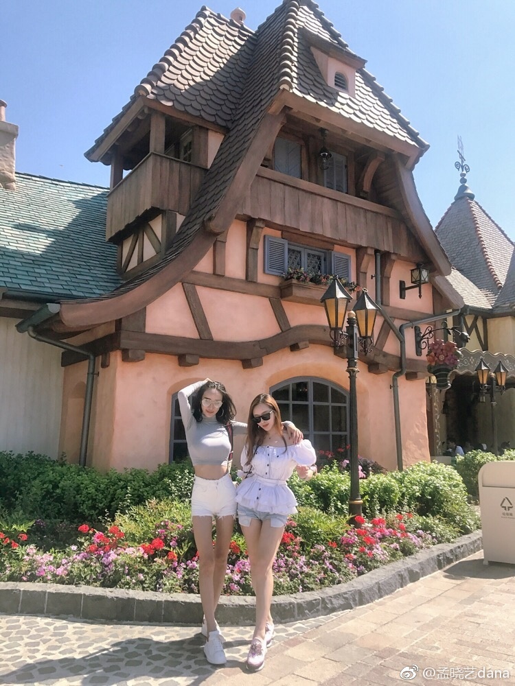 嫩模孟晓艺 网红嫩模孟晓艺微博美照 大秀长腿与傲人上围 视觉美图 图2