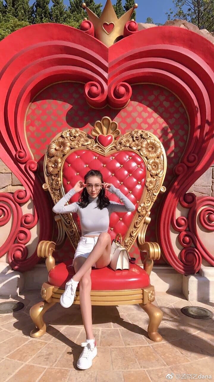嫩模孟晓艺 网红嫩模孟晓艺微博美照 大秀长腿与傲人上围 视觉美图 图4