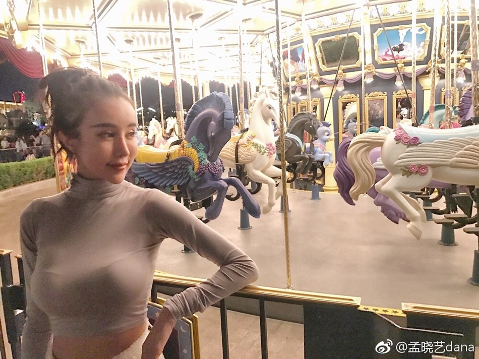嫩模孟晓艺 网红嫩模孟晓艺微博美照 大秀长腿与傲人上围 视觉美图 图1