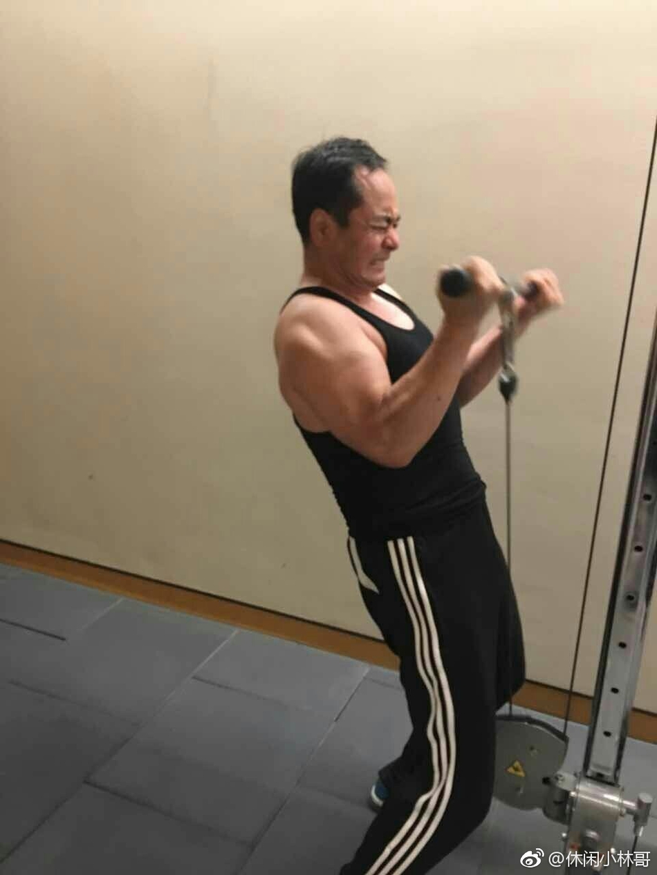 组图:杨幂爸爸赤膊健身秀肌肉 被夸帅又嫩不禁害羞起来