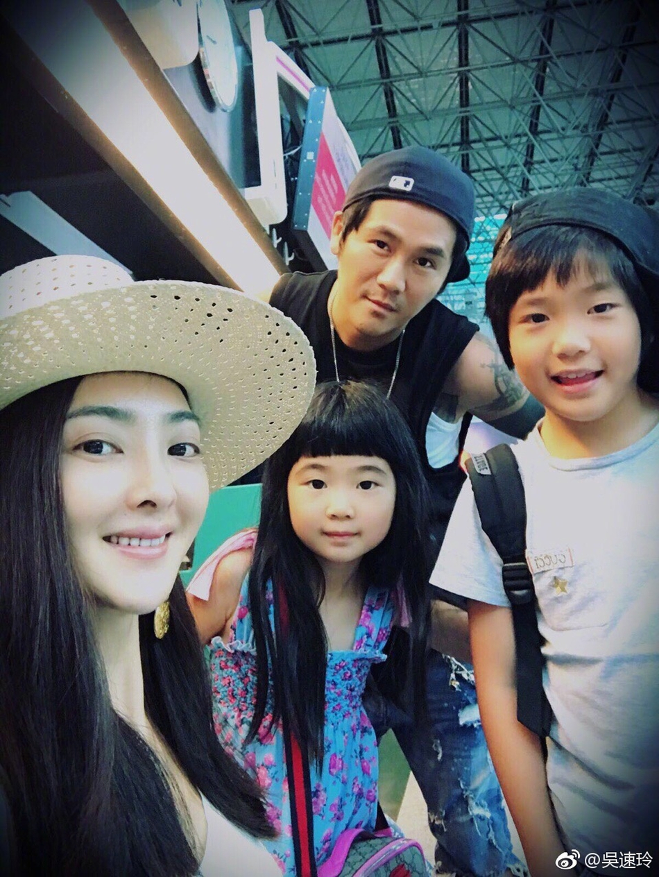 曹格一家四口出门度假 萌娃可爱娇妻美艳