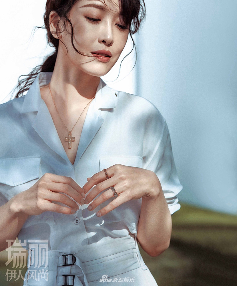 敲有范儿!周丽淇杂志大片曝光 光影间展示多样魅力