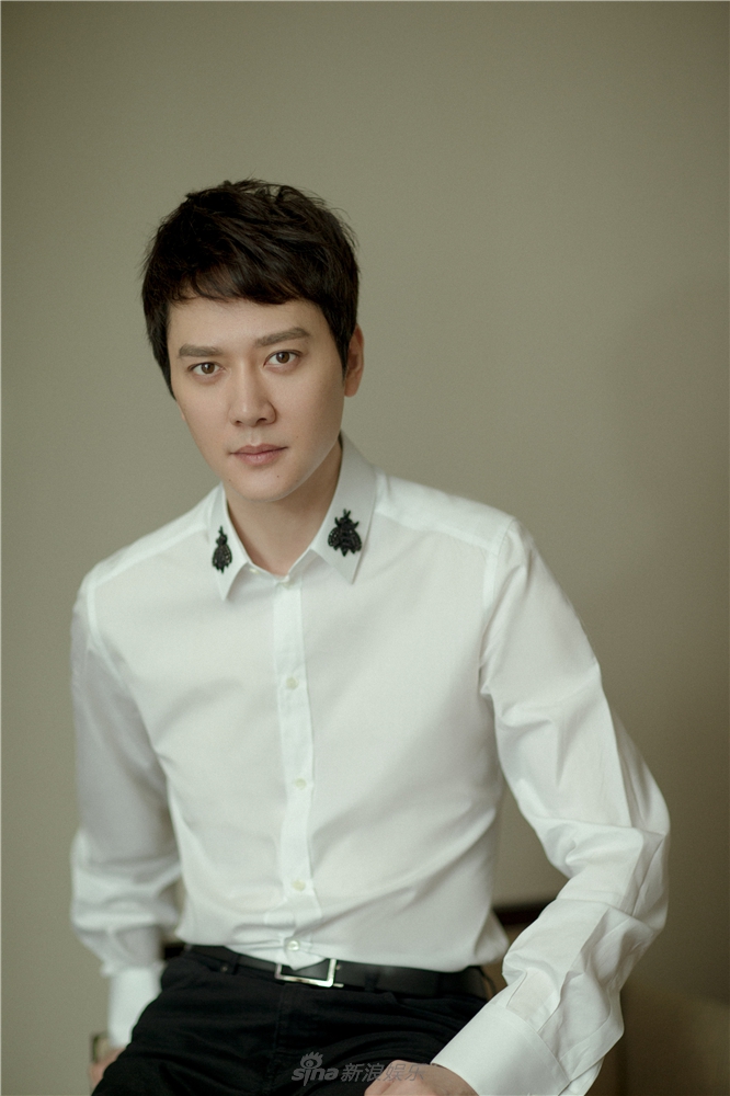 男神冯绍峰面容沉静 清爽演绎经典白衬衫