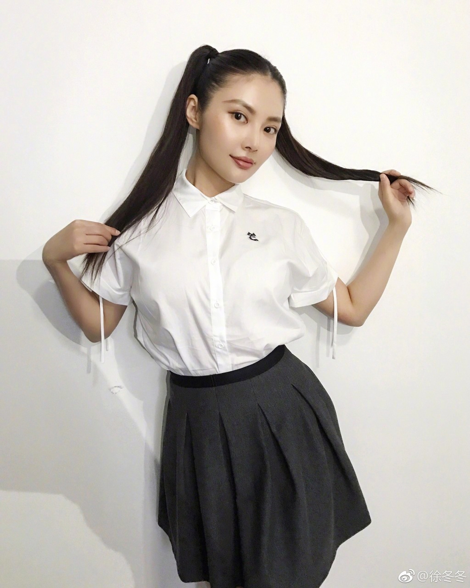 组图:大嫂徐冬冬变身诱人学生妹 造型清凉为宅男消暑