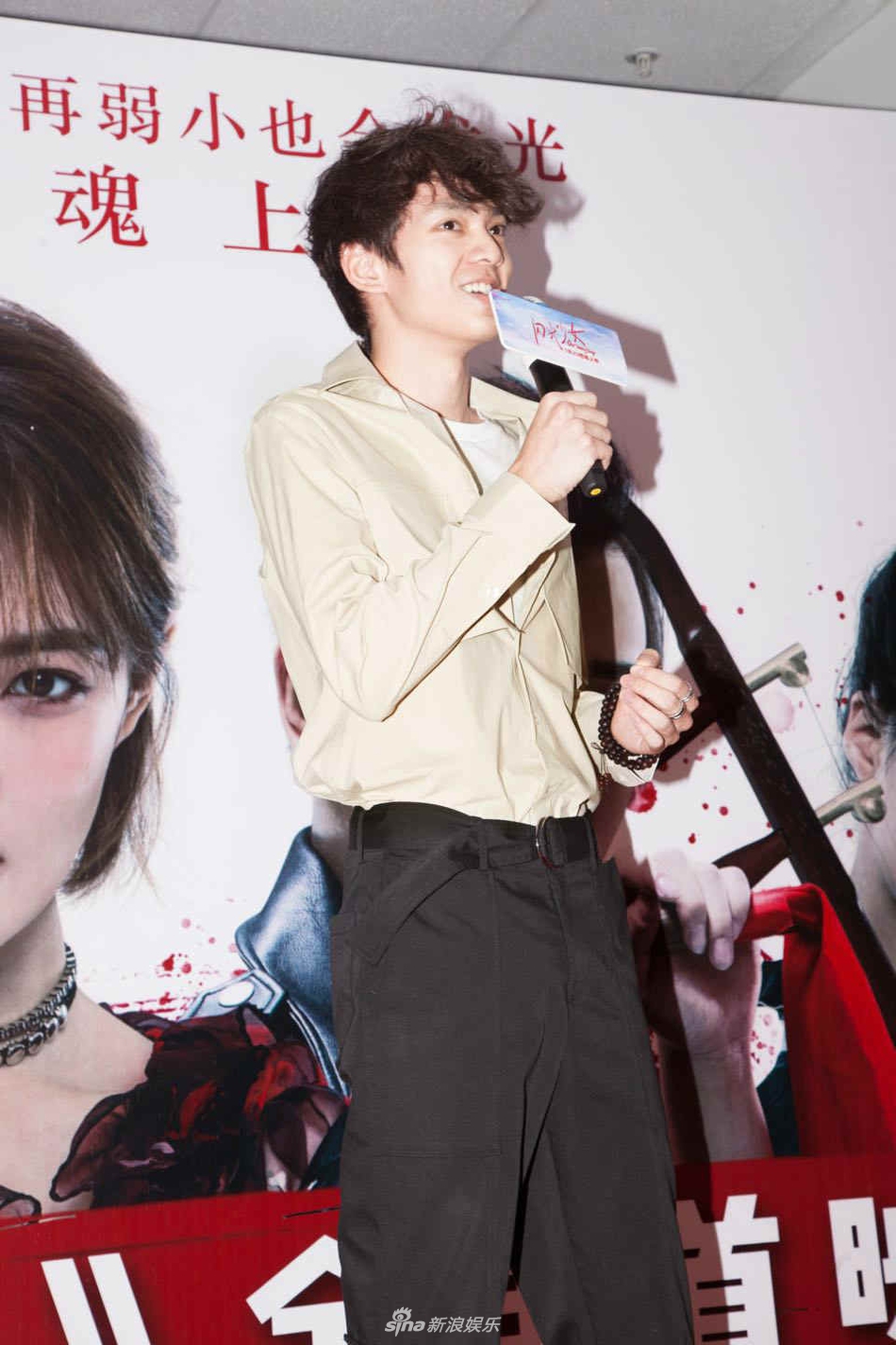 新人演员朱然因身材高挑,少年感十足,广受关注.